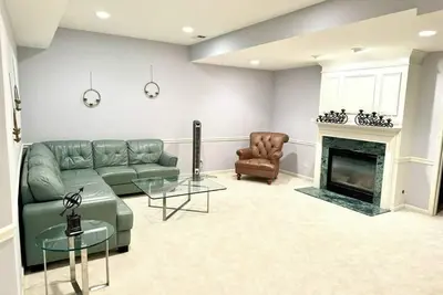 Image de Spacious 2-bedroom basement apartment in East Brunswick with Movie Theatre
