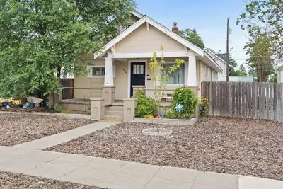 Image de Group-Friendly 4 bed home in Garland District