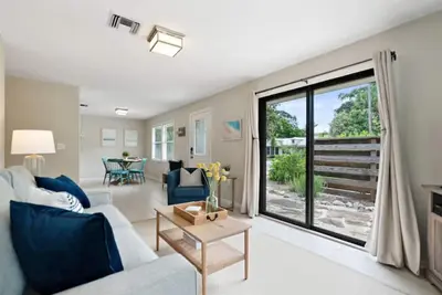 Image de Adorable Brach Cottage Bungalow in Sunny Sarasota