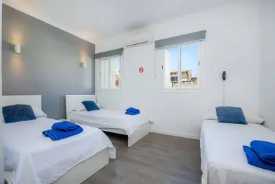 Chambre 4 (trois lits individuels) avec terrasse partagée, Wi-Fi et climatisation