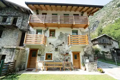 Image de Appartement 'Rifugio Con Giardino Privato' avec vue sur les montagnes, terrasse privée et jardin