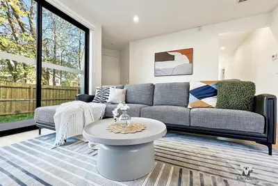 Image de KozyGuru | BoxHill North | Designer Grad Home