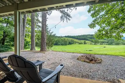 Image de Relax at a beautiful country getaway with a Luxury King bed and WiFi