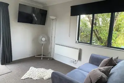 Image de Raumati self contained studio unit.