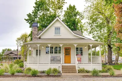 Image de Victorian farmhouse with wraparound porch