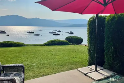 Image de Lakefront Shuswap townhouse in Scotch Creek (Buoy, private beach & pool/hot tub)