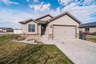 Image de Cute Comfy 4-bedroom home W/ Hot tub! !
