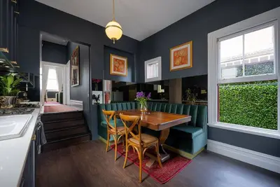 Image de European Style Home with Private Rooftop Terrace