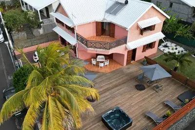 Image de Grande maison avec jacuzzi pour des vacances détentes en groupe et famille