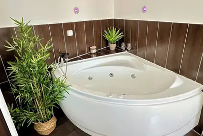 Image de Maison Provençale avec Jacuzzi privé et Activités à proximités!