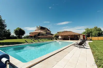 Image de Private Country house surrounded by vines, with a private pool. Up to 20 people