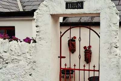 Image de Charming Coast guard cottage overlooking Ballycotton harbour. Garden and yard.