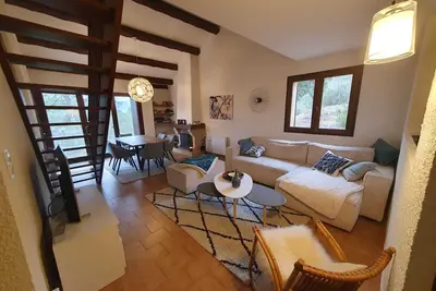Image de La villa Léonie entre pinède et garrigue au bord du lac. 200m accès direct lac