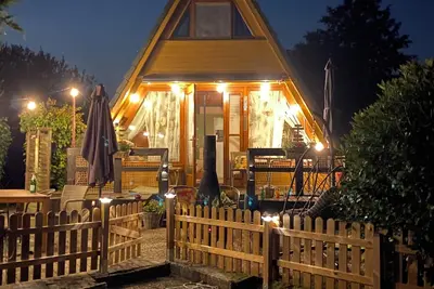Image de Renoviertes Nurdachhaus in Ostfriesischer Natur am Wasser für Familien