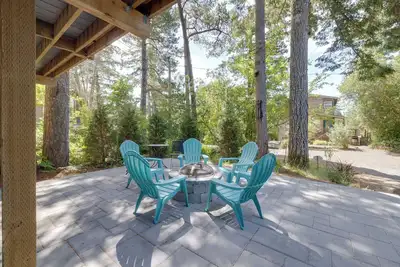 Image de Upper and Lower Great Rooms, Four Bedrooms, Deck in this Shareable Manzanita Ret