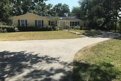 Image de Tampa Charming Countryside 4-bedroom Lakehouse