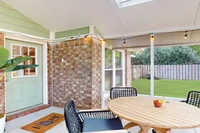 Image de Charming 3-bed, 2- bath house with open concept living and sunroom in Savannah