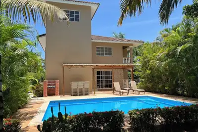 Guest Friendly 5 bedroom/5 bathroom villa walking distance to the center of town