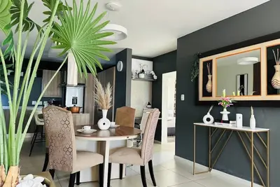Image de Cozy 2-bedroom apartment in tranquil Sandton with WiFi, Ac