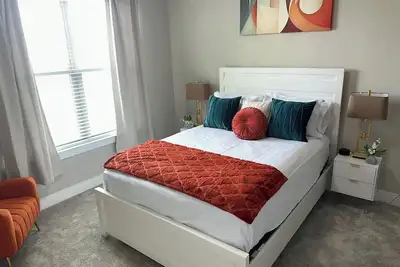 Image de Orange moon 1-bedroom apartment w/queen Sofa bed in the Heart Of Dallas!