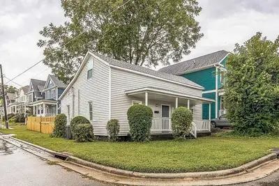 Image de Sleek 4br Home in Raleigh – Fully Renovated by RedAwning