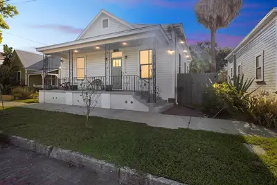 Image de Historic 1918 Tampa Home with Modern Comforts & Charm by RedAwning