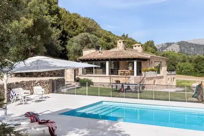Villa Es Costes: Luxury Villa With Heated Pool, Gym, and Playground in Pollença