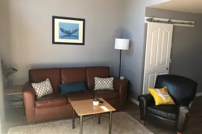 Image de Jl 802: 2 Bedroom Condo, walking distance to restaurants!