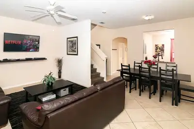 Image de 3-bedroom townhome Close to Disney! Complimentary bottle of wine with booking!