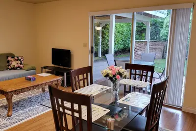 Image de Bright 2 Br, Great Location