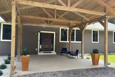 Image de Countryside Escape, 4 bedrooms and 2 baths, sits on the 10 acres.