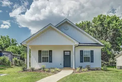 Image de Super-cute, 2022-built, 1 king Br/1 office house in Johnson City - Wfh-friendly