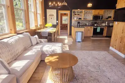 Image de Water view, king bed, 3 min. to beach, near downtown, full kitchen, pet friendly