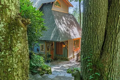 Image de Magical Six-Level Retreat with Luxury Amenities near Main Street & Waterfalls!