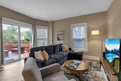 Image de Huge, two level 3-bed, 2 bath apt in walkable Elmwood Village; Ac, WiFi, parking