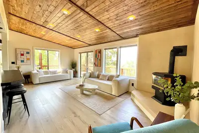 Image de 🌲Lake View Nature House with Theatre, Game Room, and Gym🌲