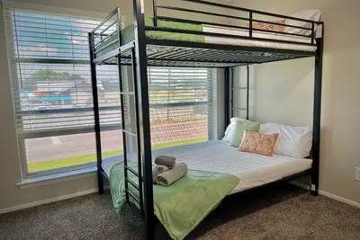 Image de Charming 2-bedroom apartment with Ac, washer\/dryer, WiFi in Sherman and pool
