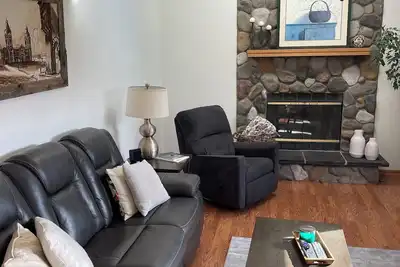 Image de Spacious 5-bedroom home - amazing backyard with fire pit. Great for families