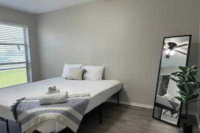 Image de Spacious modern 2 bdrm apt with pool, washer\/dryer, internet, great location