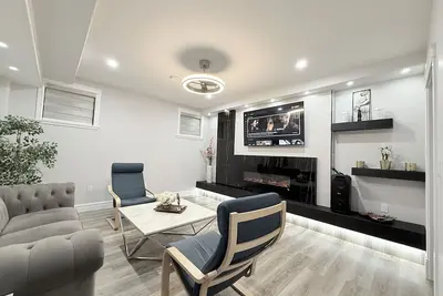 Image de Luxurious 3-bed Suite, 10 min to shopping malls & airport, Modern Finishings