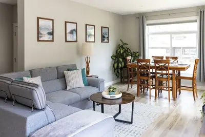 Image de Beautiful 3 Bedroom House w\/ Hot Tub & Private Yard - 2 Minutes to Rmr