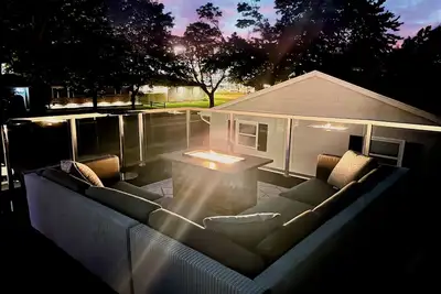 Image de 1 min -> Lambeau & Resch 🏈 Rooftop Patio w/ Fire Table 🔥 Entertainment Garage 🎉