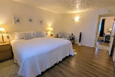 Image de Near the Airport & Fairbanks Attractions! Spacious bedrooms. Free Parking & WiFi