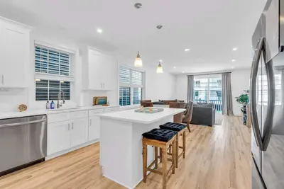 Image de Top Floor Balcony, 2 Blocks to Beach, Park 2 Cars, Linens + Towels included