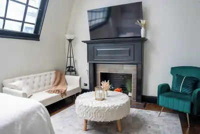 Image de Charming 2-Bedroom Suite in Historic Mansfield Residence, Prime Nyc Location