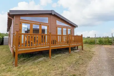 Lodge 26, Fishing Lakes, pet friendly, with a garden in Stonham Aspal