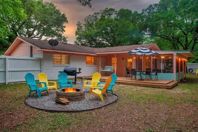 Image de Charming cottage near beach: Fenced Yard, Firepit, Pets Ok, King Bed - Sleeps 8