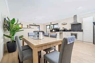 Image de Entire Spacious 4 Br Home near Beach, Foreshore, City Centre, 80\" Tv, Wi-Fi etc