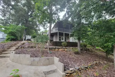 Image de 4-bedroom waterfront house in welcoming New London with WiFi and kayaks.