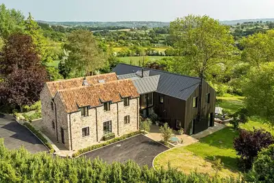 Image de Chew Valley View - Sept Chambres Villa, Couchages 14